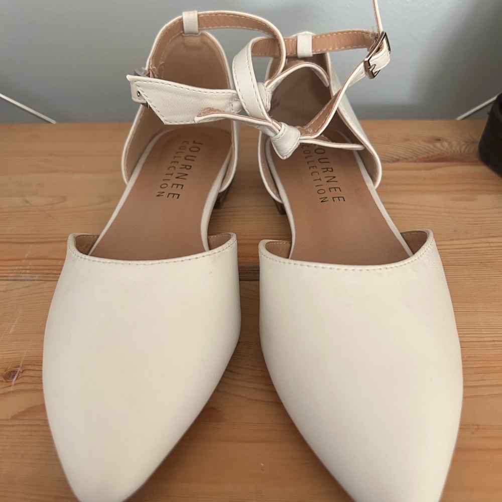 Journee Collection Women's Cream Pointed Flats